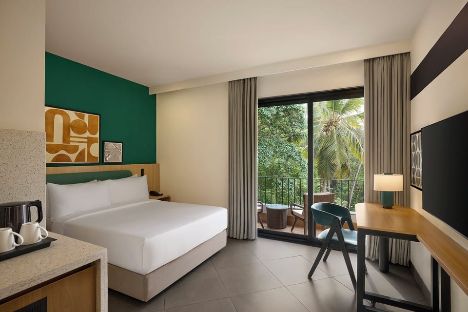 Room, 1 Queen Bed (Guest) | Premium bedding, desk, laptop workspace, bed sheets