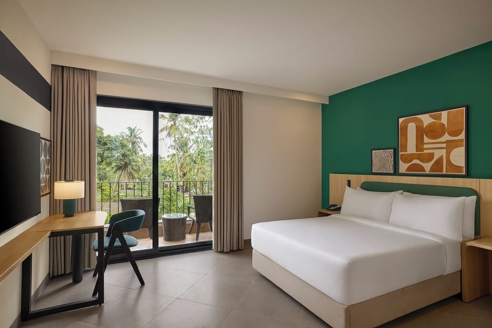 Room, 1 Queen Bed (Guest) | Premium bedding, desk, laptop workspace, bed sheets