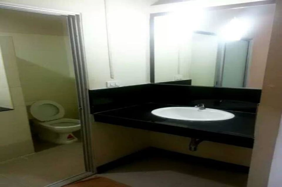 Standard Double Room | Bathroom | Shower, free toiletries, hair dryer (on request), towels