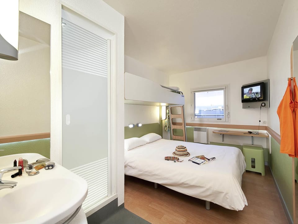 Double Room | Individually furnished, desk, blackout drapes, soundproofing