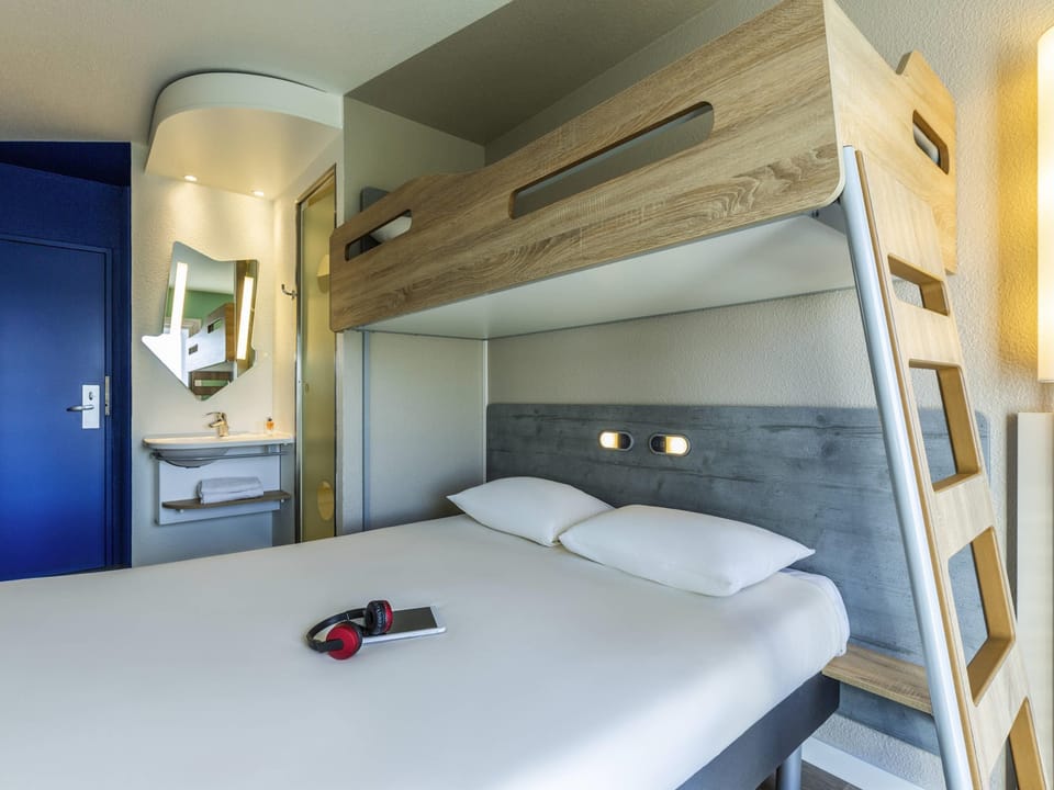 Triple Room, Multiple Beds | Desk, soundproofing, iron/ironing board, free cribs/infant beds
