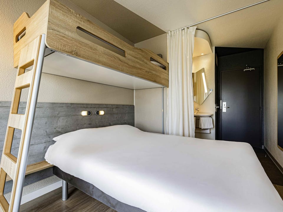 Triple Room, Multiple Beds | Desk, soundproofing, iron/ironing board, free cribs/infant beds