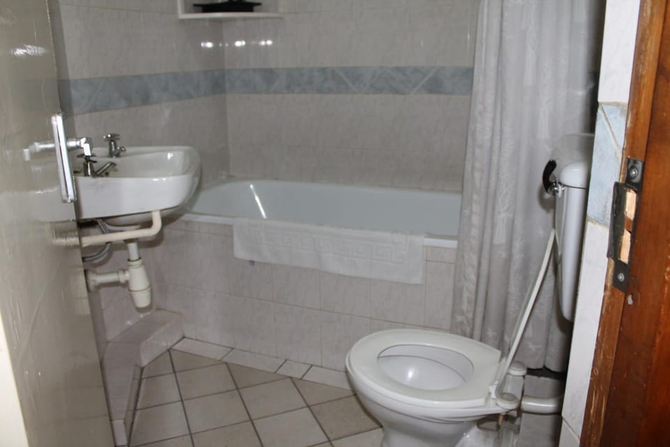 Classic Room | Bathroom | Free toiletries, hair dryer