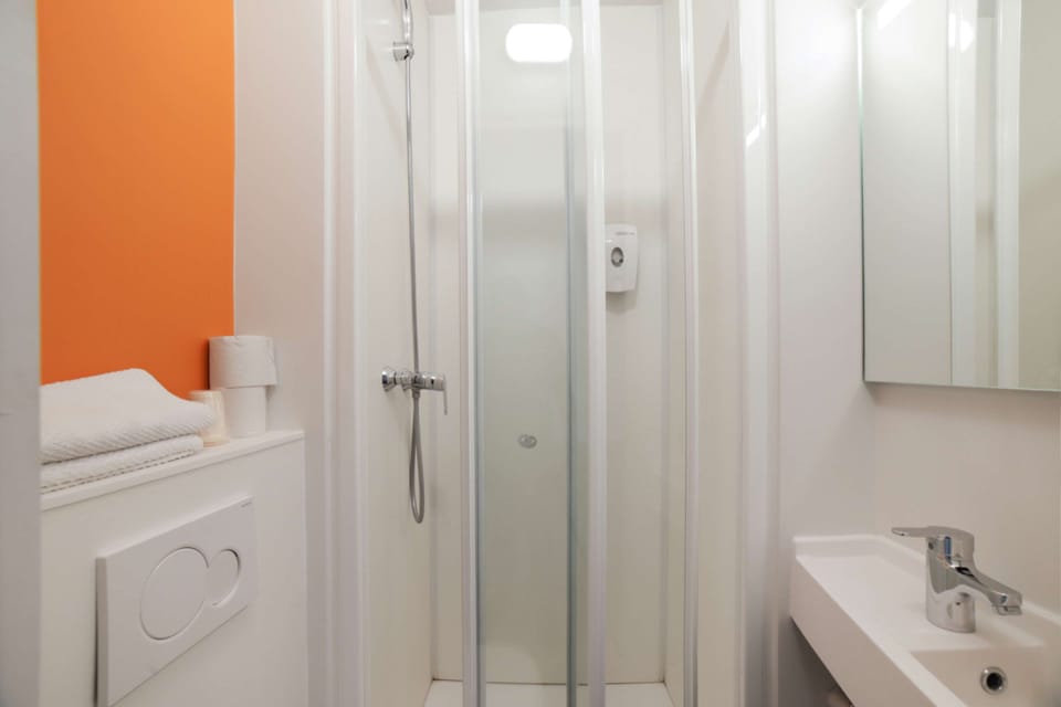 Shower, eco-friendly toiletries, towels