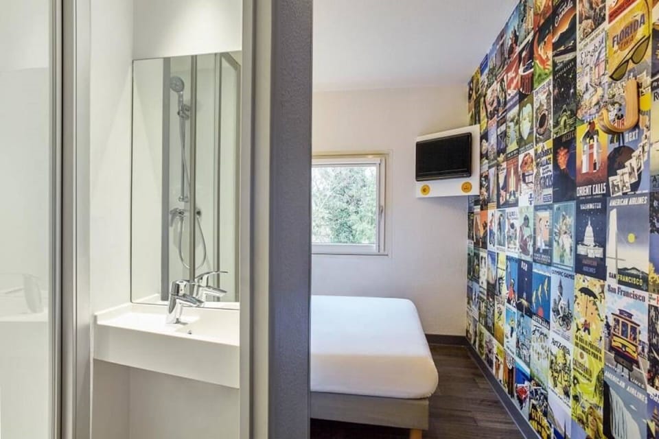 Room, 1 Double Bed, Private Bathroom (Cabrio) | Desk, free WiFi, bed sheets