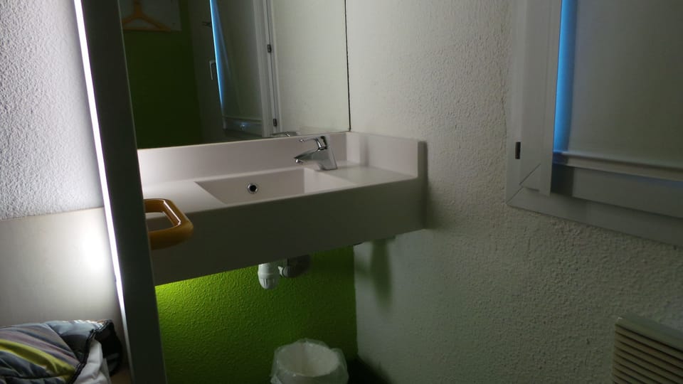Desk, WiFi (free)