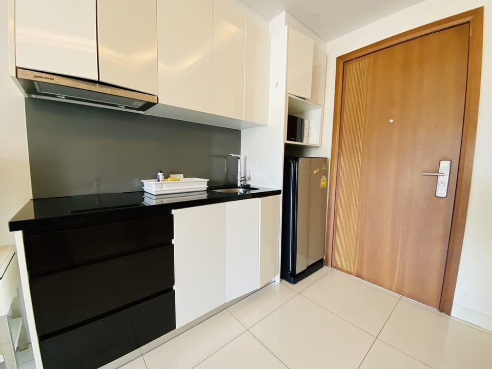 Condo, 1 Bedroom | Private kitchen | Fridge, microwave, electric kettle, dining tables