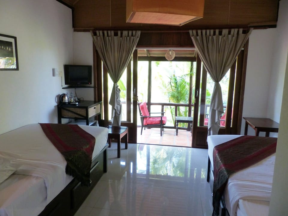 Superior Bungalow, 2 Twin Beds | Desk, blackout drapes, free WiFi, bed sheets