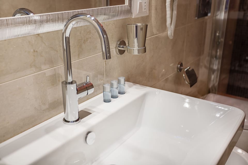 Executive Room, 1 Bedroom, City View | Bathroom sink