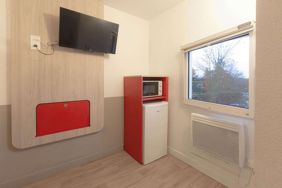 Desk, blackout drapes, free WiFi, bed sheets
