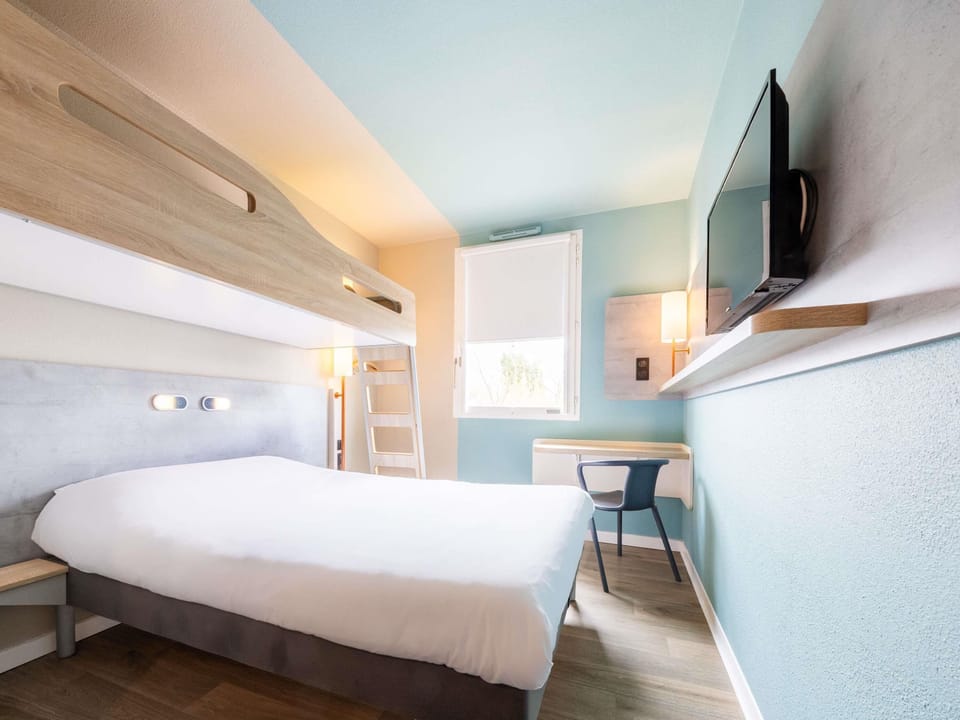 Triple Room, Multiple Beds | Desk, soundproofing, free WiFi, bed sheets