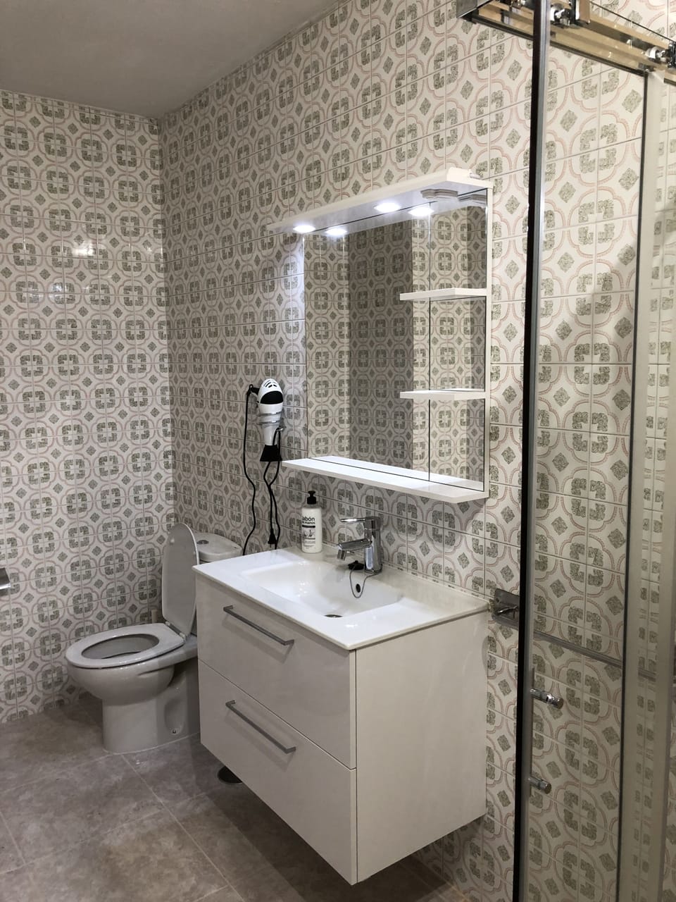 City Triple Room, 1 Bedroom | Bathroom | Free toiletries, hair dryer, towels