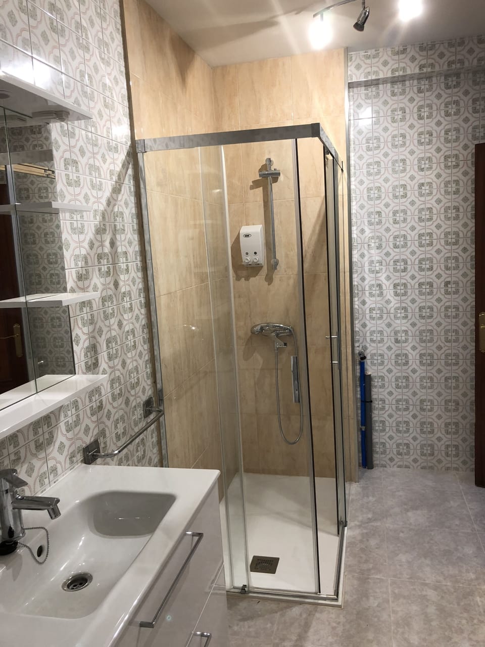 City Triple Room, 1 Bedroom | Bathroom | Free toiletries, hair dryer, towels