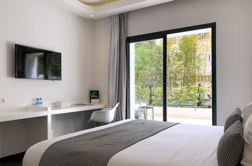 Deluxe Room | Premium bedding, in-room safe, individually decorated, desk