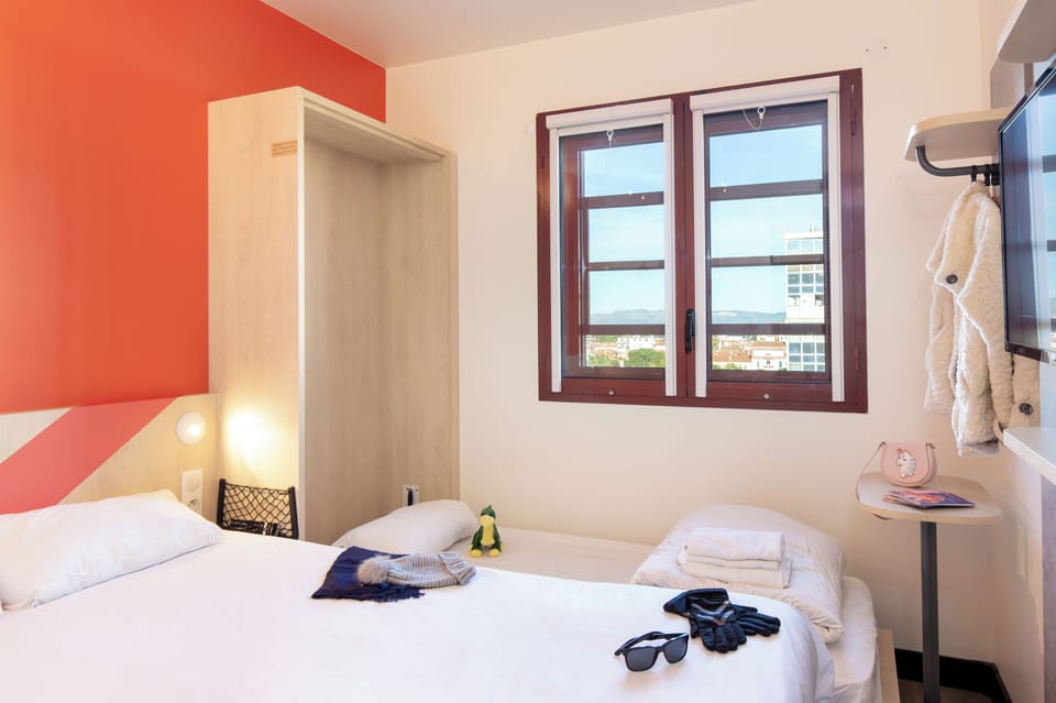 Triple Room (1 Double Bed and 1 Twin Murphy Bed) | Desk, soundproofing, free WiFi