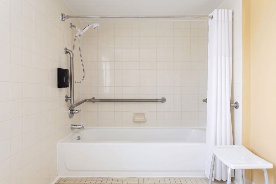 Standard Room, 1 King Bed, Accessible | Bathroom | Free toiletries, hair dryer, towels