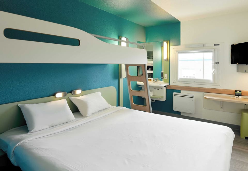 Standard Triple Room, Non Smoking | Desk, soundproofing, iron/ironing board, free WiFi
