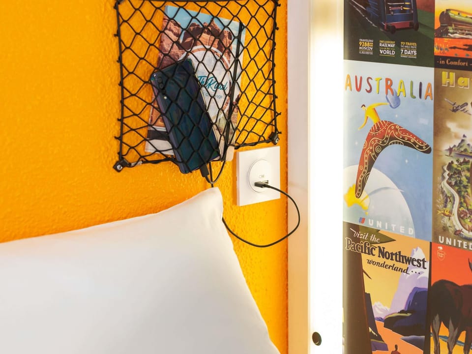 Desk, soundproofing, free WiFi, bed sheets