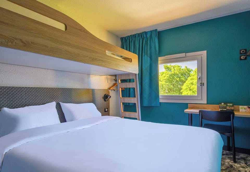 Standard Triple Room, Non Smoking | Desk, free WiFi, bed sheets