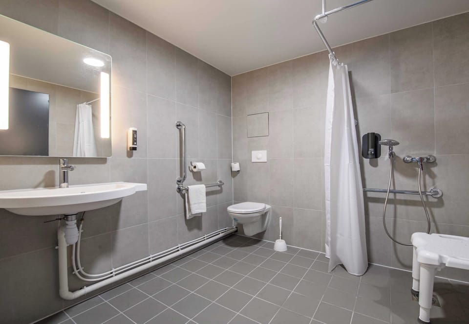 Standard Triple Room, Mobility Accessible, Non Smoking | Bathroom | Shower, eco-friendly toiletries, towels