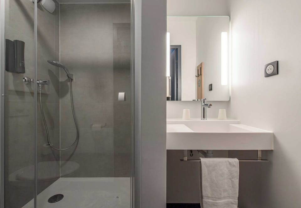 Shower, eco-friendly toiletries, towels