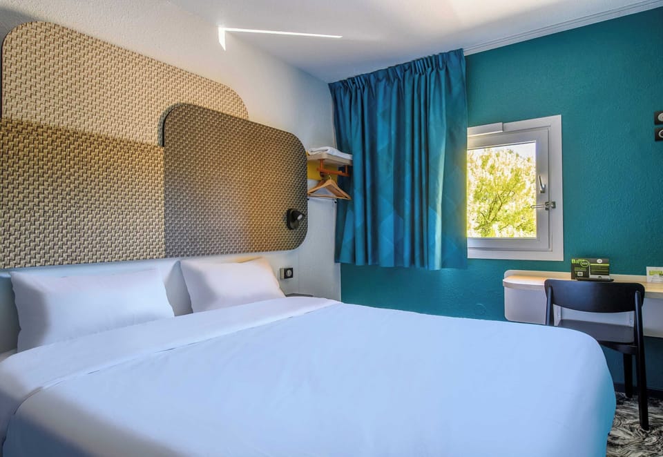 Double Room, Non Smoking | Desk, free WiFi, bed sheets