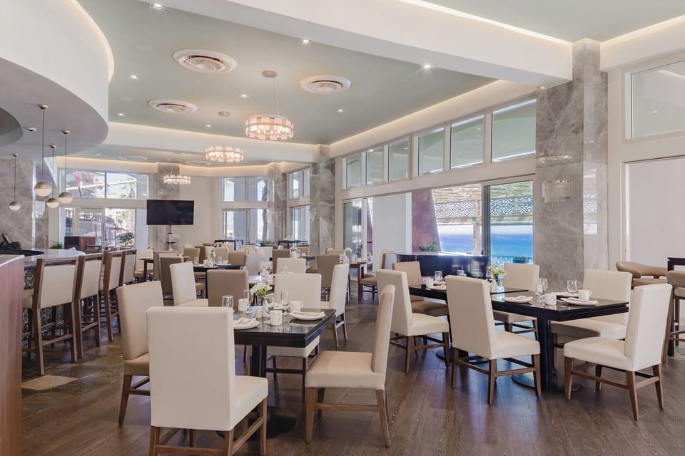 4 restaurants; breakfast, lunch, and dinner served