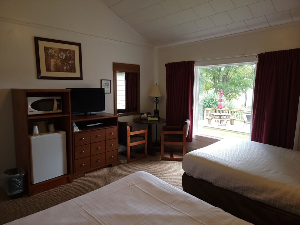 Desk, soundproofing, cribs (free), rollaway beds (surcharge)