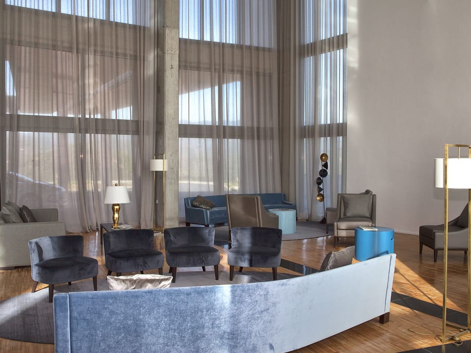 Lobby lounge
