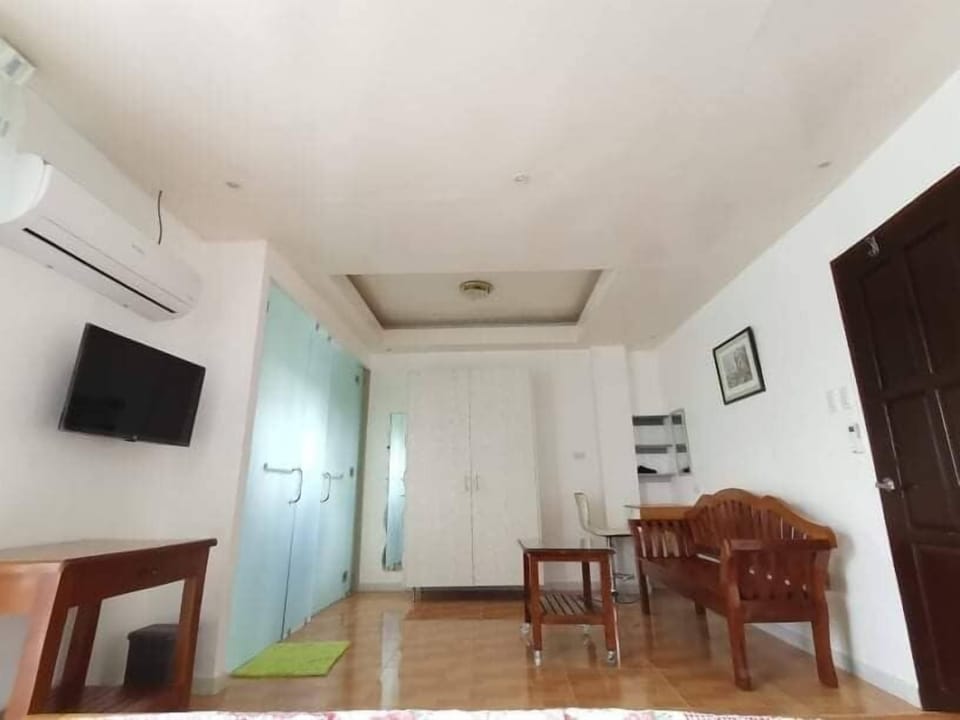 1 bedroom, premium bedding, in-room safe, laptop workspace