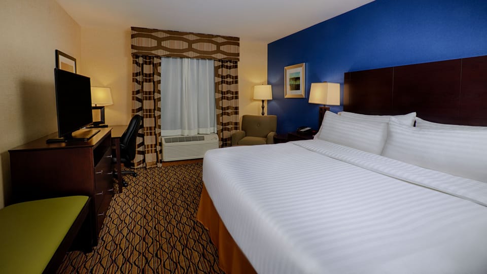 Premium bedding, in-room safe, desk, blackout drapes