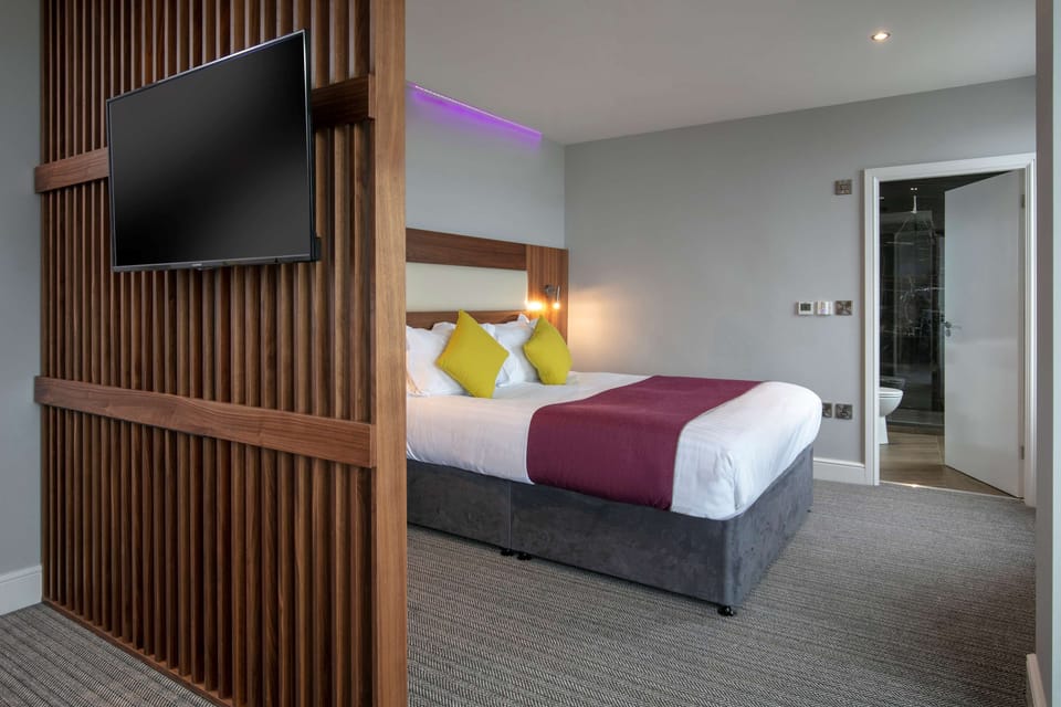 Suite, 1 King Bed, Non Smoking (with Sofabed) | In-room safe, desk, laptop workspace, iron/ironing board
