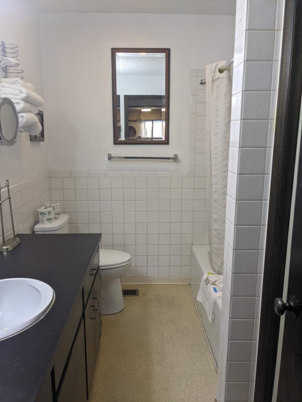 Bathtub, towels
