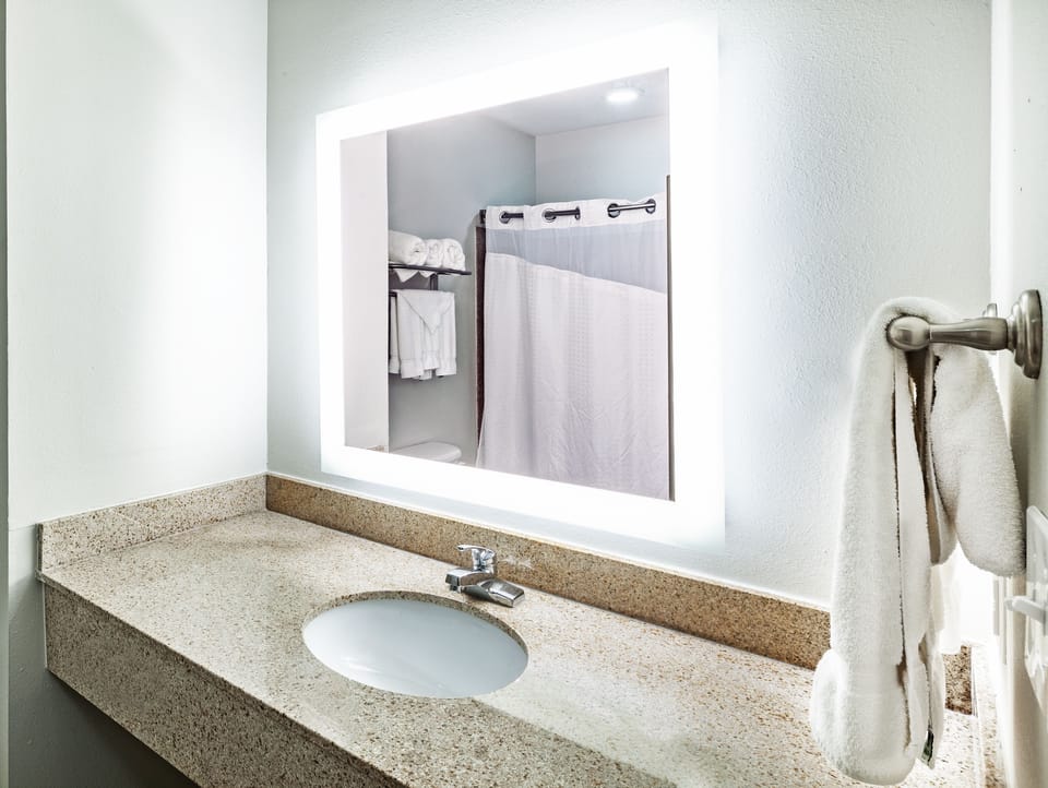 Combined shower/tub, free toiletries, hair dryer, towels