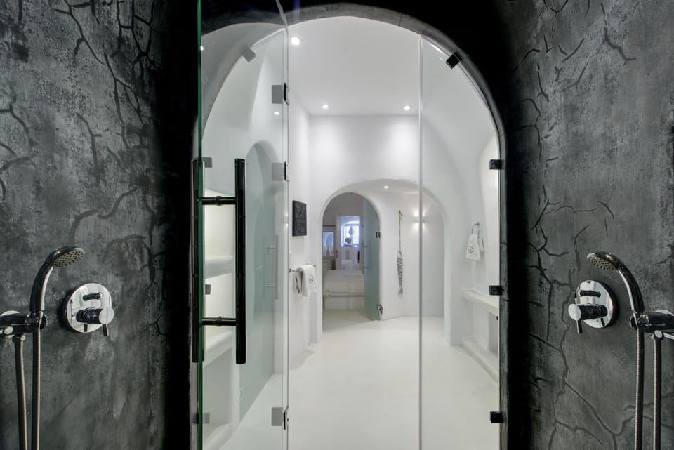 Grand Villa, Jetted Tub | Bathroom | Shower, hydromassage showerhead, eco-friendly toiletries, hair dryer