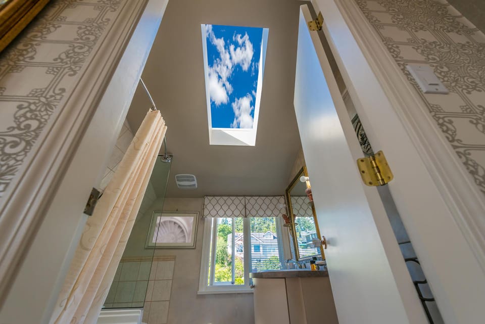 Elegant Suite, 1 Queen Bed, City Skyline & Ocean View | Bathroom | Free toiletries, hair dryer, bathrobes, towels