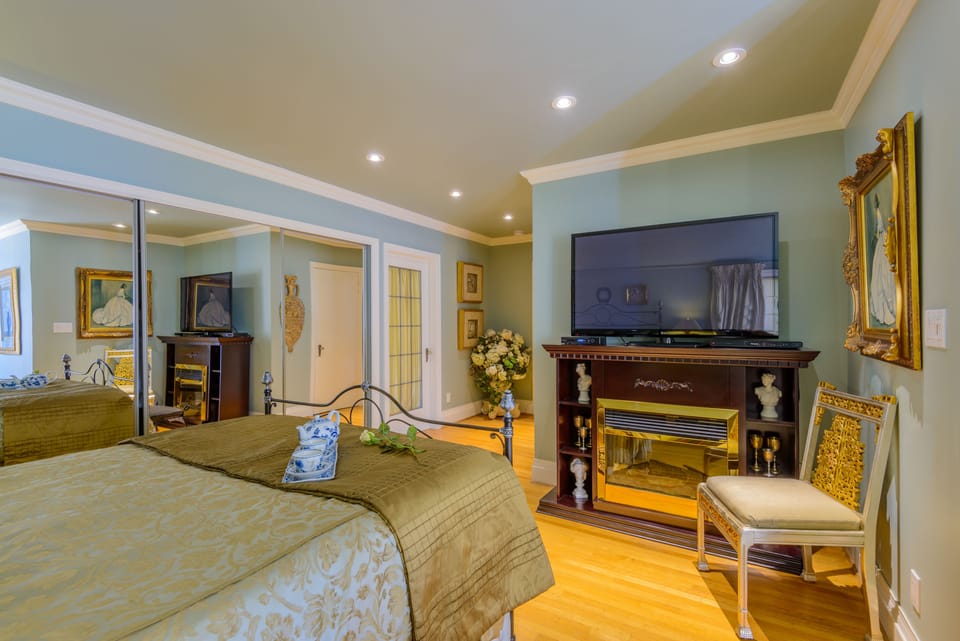 Deluxe Suite, 1 Queen Bed, City Skyline & Ocean View / Balcony & Double Jacuzzi Tub, Fireplace | Egyptian cotton sheets, premium bedding, down comforters, pillowtop beds