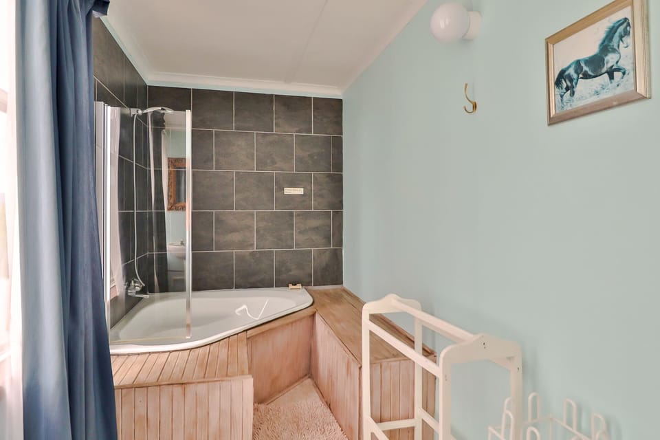 Family Double or Twin Room, 2 Bedrooms | Bathroom | Free toiletries, towels, soap, shampoo