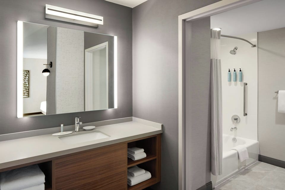 Combined shower/tub, free toiletries, hair dryer, towels