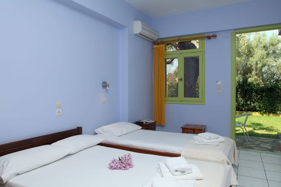 Standard Studio (2 Adults) | Iron/ironing board, free cribs/infant beds, rollaway beds, free WiFi