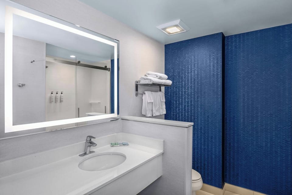 Combined shower/tub, free toiletries, hair dryer, towels