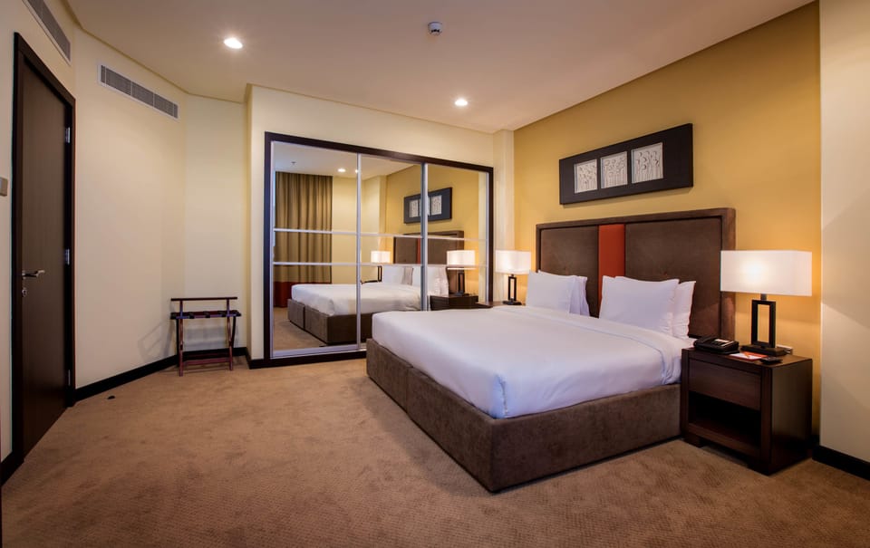 Deluxe Suite, 1 Bedroom | Minibar, in-room safe, desk, soundproofing