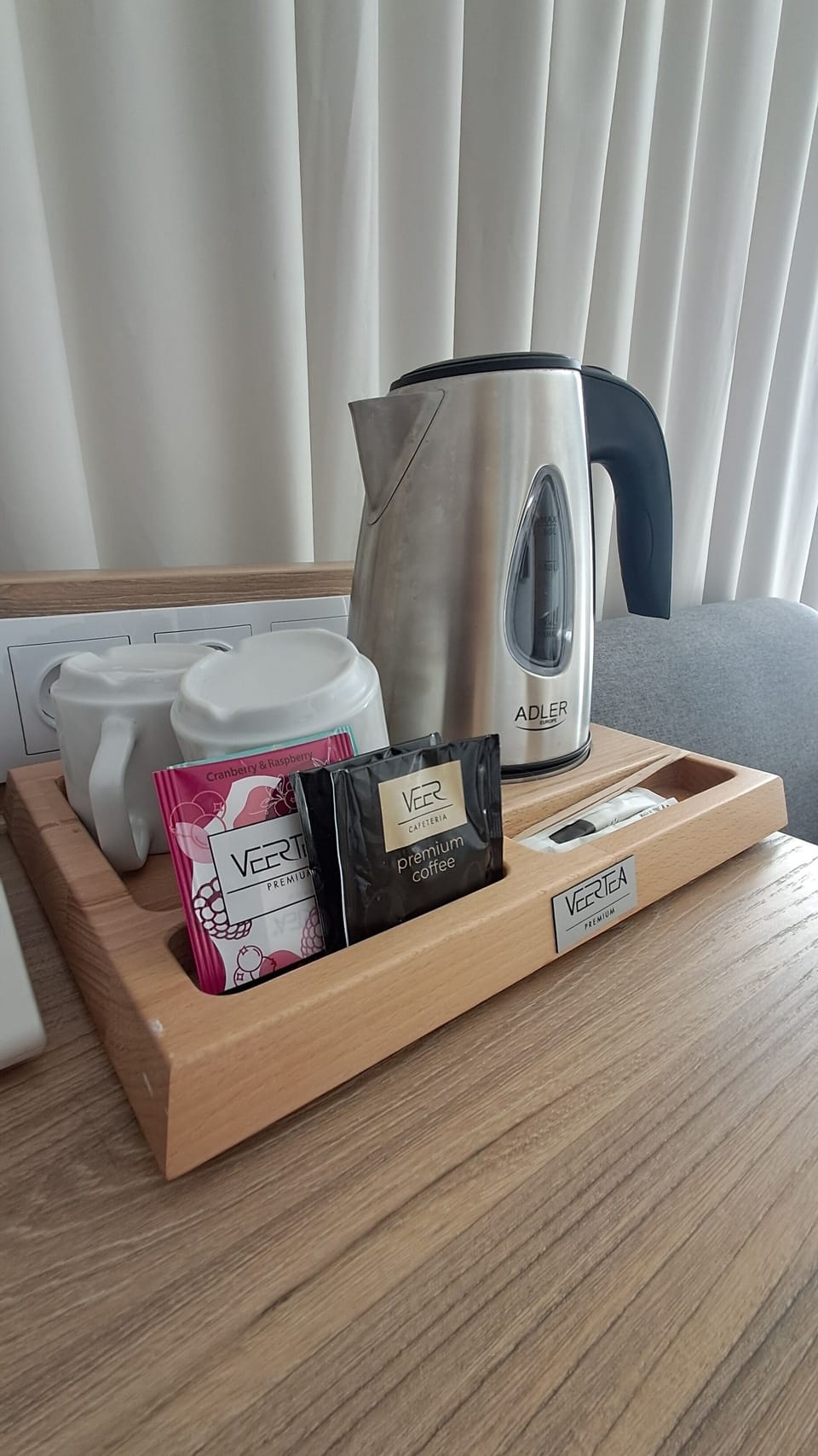 Desk, soundproofing, WiFi (free), bed sheets
