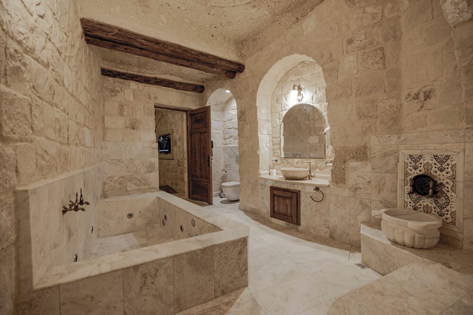 Grand Quadruple Room | Bathroom | Free toiletries, hair dryer, slippers, towels