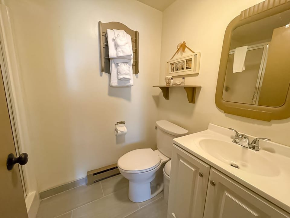 Standard Room, 1 Bedroom, Private Bathroom | Bathroom | Shower, free toiletries, hair dryer, bathrobes