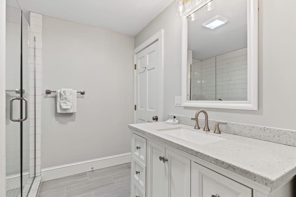 Deluxe Room, 1 King Bed, Private Bathroom | Bathroom | Shower, free toiletries, hair dryer, bathrobes