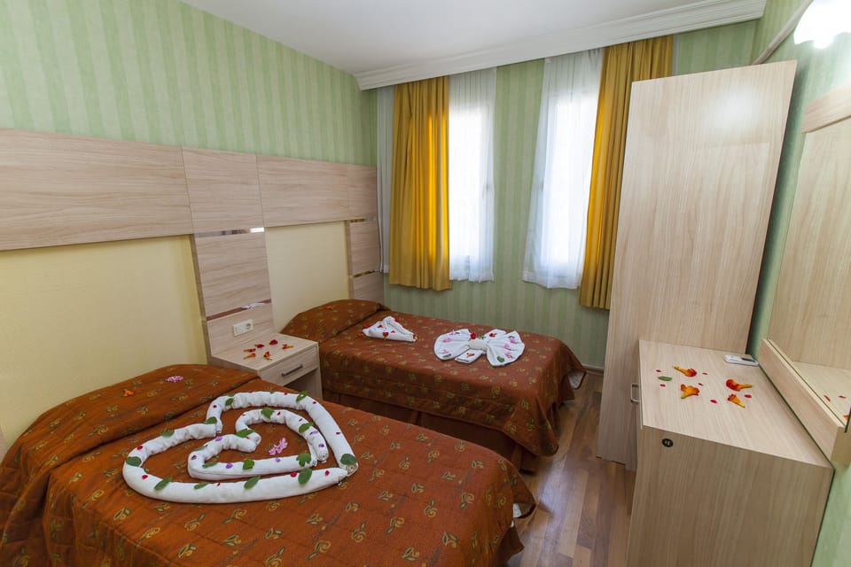 Apartment, 1 Bedroom | 1 bedroom, in-room safe, desk, cribs (free)
