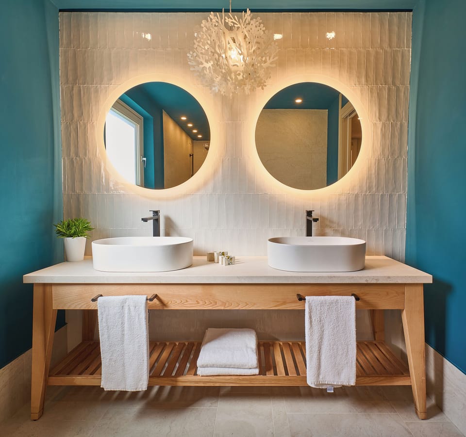 Junior Double Room | Bathroom | Shower, rainfall showerhead, bidet, towels