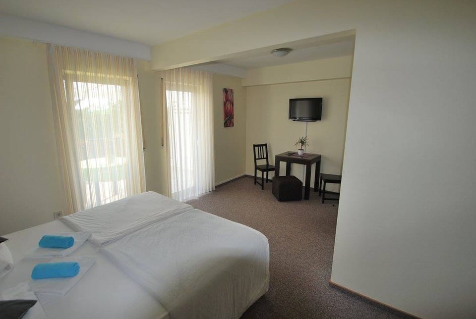 Double Room, Balcony | Desk, travel crib, rollaway beds, free WiFi