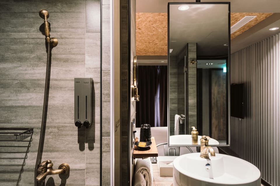 Superior Double Room | Bathroom | Shower, hair dryer, slippers, towels